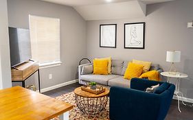 Super Cozy 2 Bedroom With Fast Wifi And Queen Bed Close To Downtown Houston!!
